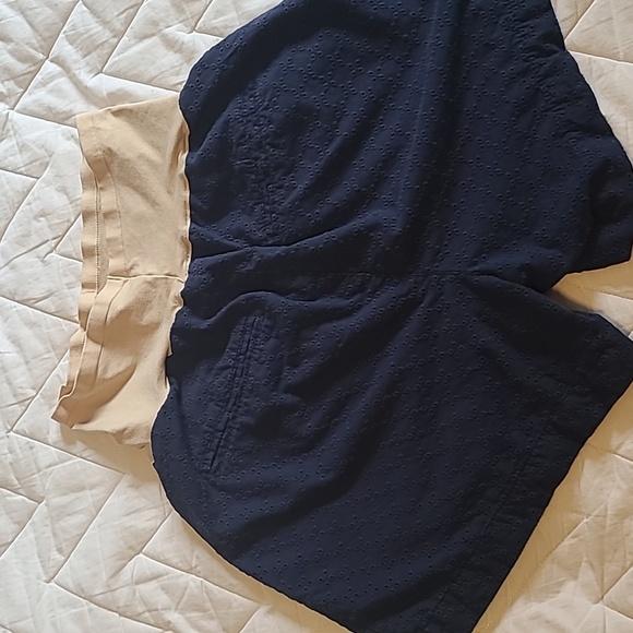 💥3/$20💥 OLD NAVY Maternity Shorts - Picture 2 of 4